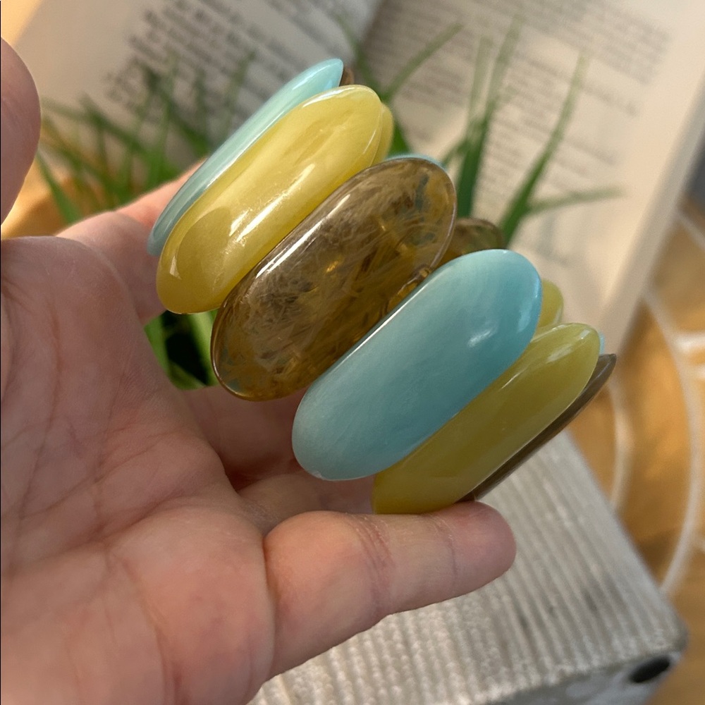 Lucite stretch Bracelet chunky oblong pieces of light blue, celery green, amber - Picture 7 of 9